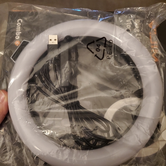 Ring light w/ tripod - Picture 3 of 3